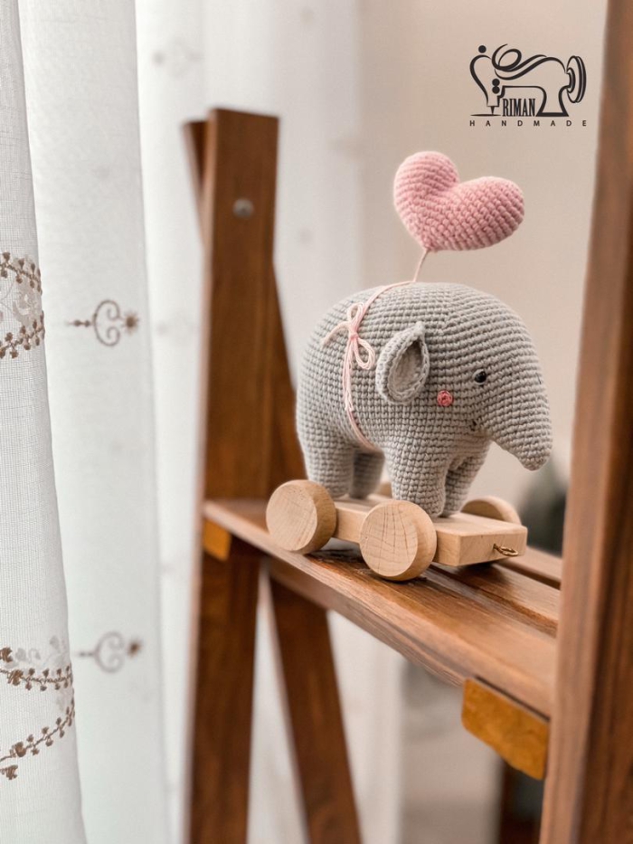 فیل بافتنی دکوری با پایه چرخ‌دار چوبی